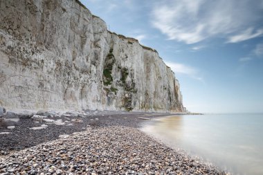 Tebeşir kayalıklarla kayalık plaj manzarası ile Fransa sahilinde