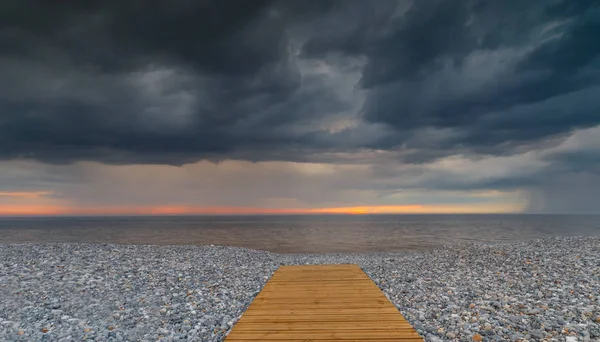 Sonnenuntergang Strand Und Gewitter Dunkle Wolken Meer — Stockfoto