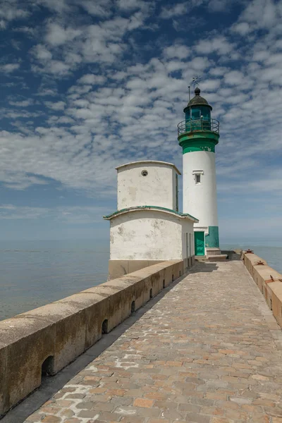 灯塔的看法在法国海岸在 Trport — 图库照片