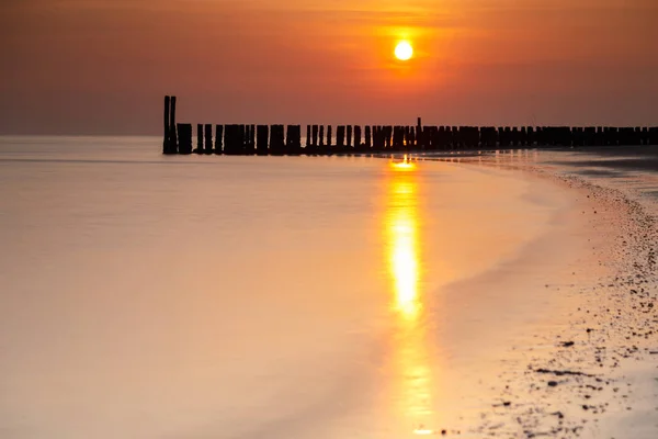 Puesta Sol Costa Holandesa Con Postes Madera — Foto de Stock