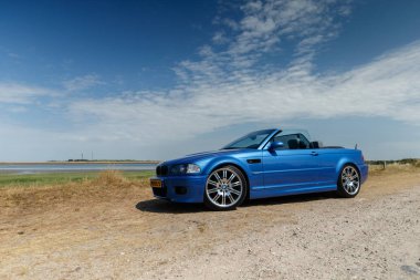 Hollanda - 20 Mayıs 2018: açık havada duran Ijsselmeer güneşli günde üstü açık Bmw M3 e46