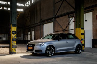 Hollanda - 8 Mayıs, 2017: eski bir fabrika salonda Audi A1 sportback S-linestanding