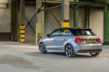 Hollanda - 8 Mayıs, 2017: eski bir fabrika salonda Audi A1 sportback S-linestanding