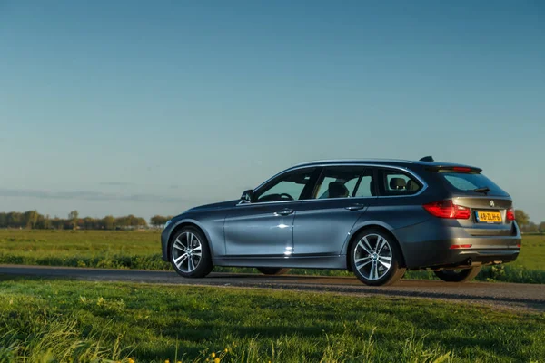 Países Bajos Mayo 2017 Bmw 320I Gira Pie Pólder Holandés —  Fotos de Stock