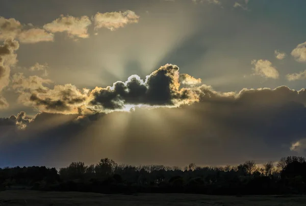 Rayos Sol Través Las Nubes Por Noche —  Fotos de Stock