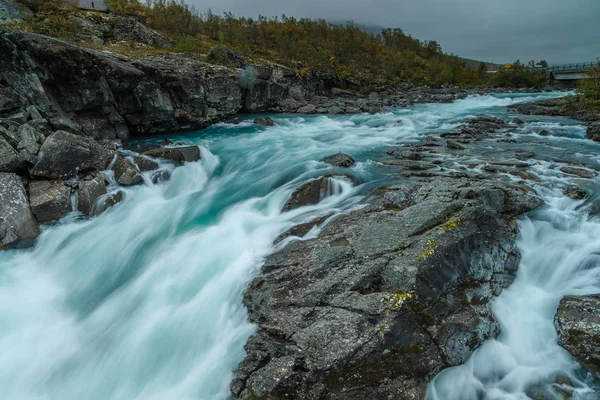 Jotunheimen 的瀑布在挪威 采取了一个很长的快门时间 — 图库照片