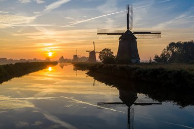 Hollanda yel değirmenleri üzerinde gündoğumu 