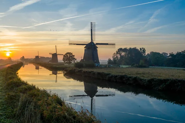 Схід Сонця Над Голландського Вітряні Млини — стокове фото