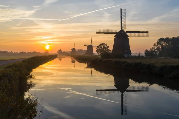 Hollanda Yel Değirmenleri Üzerinde Gündoğumu — Stok fotoğraf