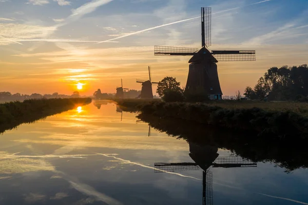 Hollanda Yel Değirmenleri Üzerinde Gündoğumu — Stok fotoğraf