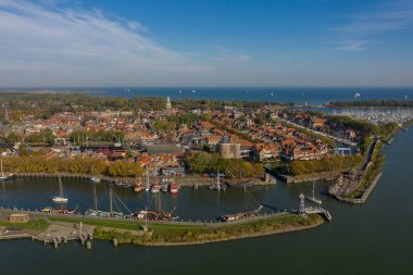 Hollanda 15 Ekim 2018 şehir Enkhuizen yukarıdan Ijsselmeer yer alan.