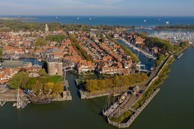 Hollanda 15 Ekim 2018 şehir Enkhuizen yukarıdan Ijsselmeer yer alan.
