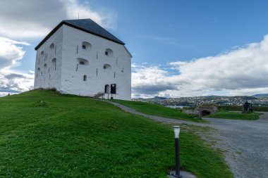 Eski şehrin tarihinde savunma Trondheim kalede.