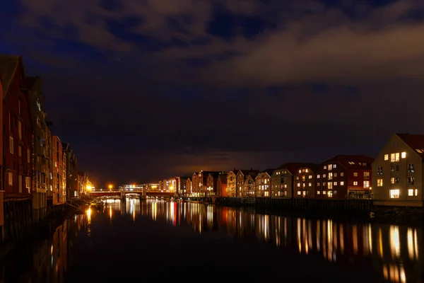 Nidelva Nehri Nde Ahşap Direklerin Üzerinde Trondheim Norveç Renkli Evler — Stok fotoğraf