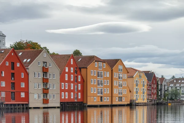 Norvegia Trondheim Case Colorate Pali Legno Nel Fiume Nidelva — Foto Stock