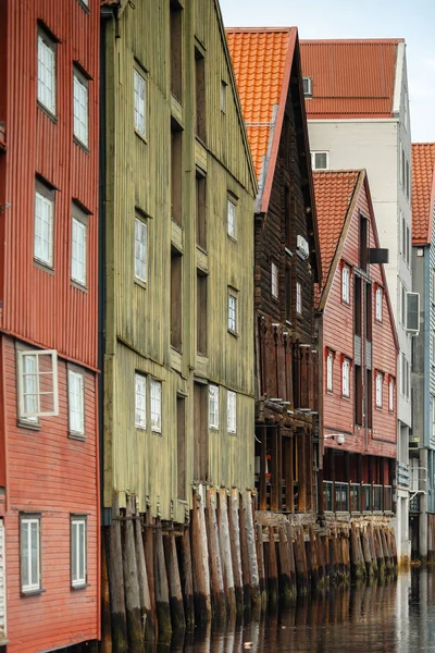 Bir Trondheim Norveç Derma Nidelva Nehri Nde Ahşap Direklerin Üzerinde — Stok fotoğraf