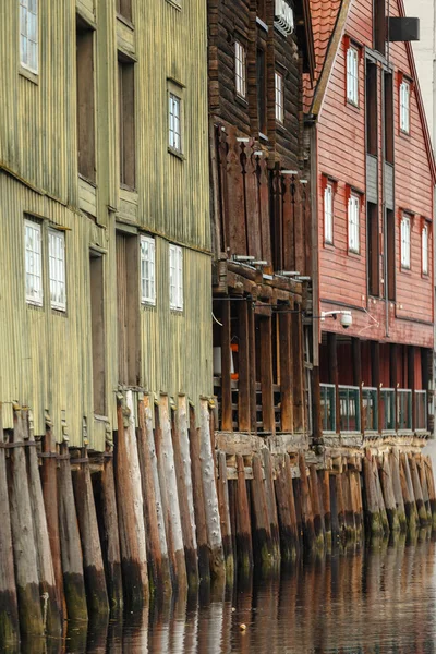 Noorwegen Trondheim Colorfull Huis Houten Palen Rivier Nidelva — Stockfoto
