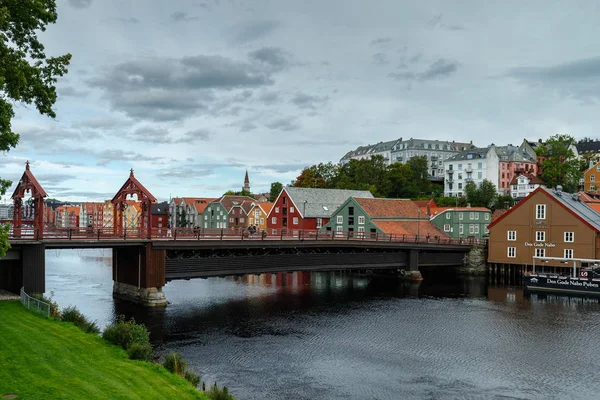 Nidelva Nehri Nde Ahşap Direklerin Üzerinde Trondheim Norveç Renkli Evler — Stok fotoğraf