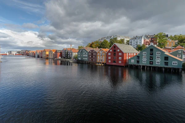 Norvège Trondheim Maisons Colorées Sur Des Poteaux Bois Dans Rivière — Photo