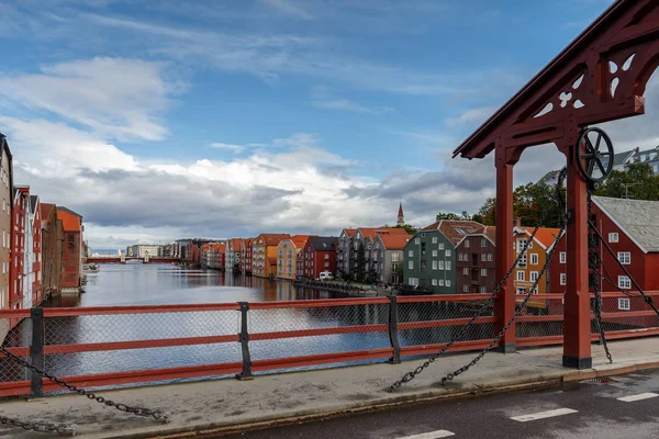 Noorwegen Trondheim Kleurrijke Huizen Houten Palen Rivier Nidelva — Stockfoto