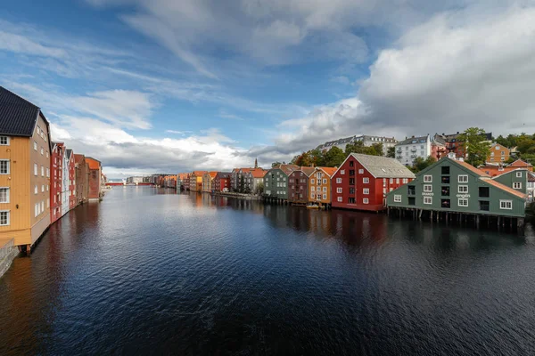 Norwegia Trondheim Kolorowe Domy Drewnianych Słupach Rzeki Nidelva — Zdjęcie stockowe