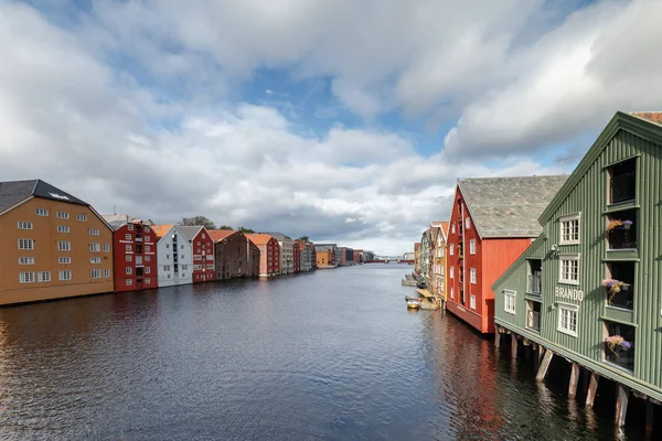 Noorwegen Trondheim Kleurrijke Huizen Houten Palen Rivier Nidelva — Stockfoto