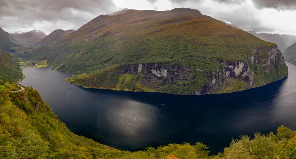 Djupvatnet Bir Dağ Gölü 1016 Metre Deniz Seviyesinden — Stok fotoğraf