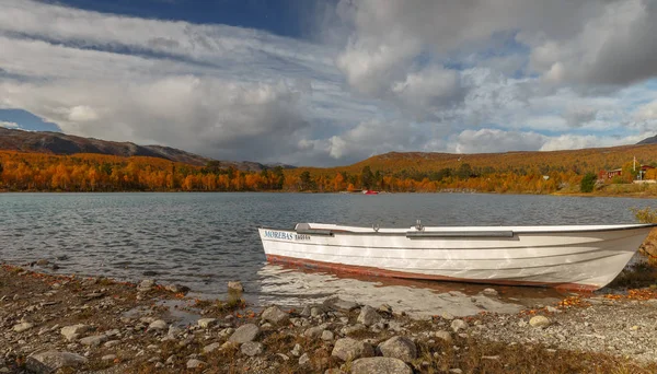 Barca Sul Fiume Norvegia — Foto Stock