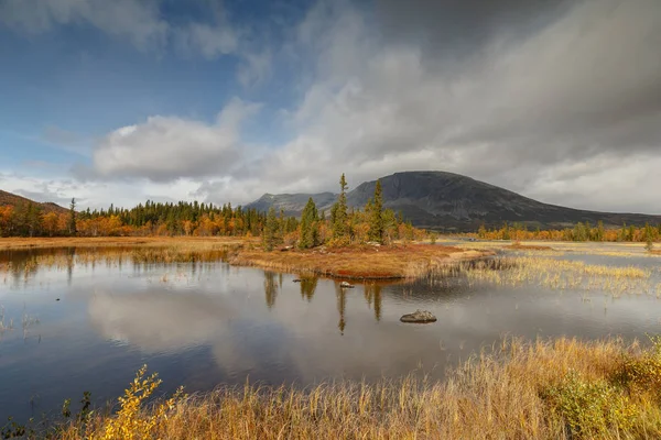 秋天挪威自然和风景图片与美丽的颜色 — 图库照片