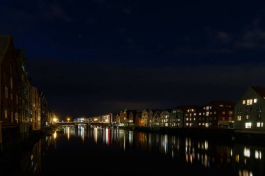 Geceleri Trondheim ahşap evler.