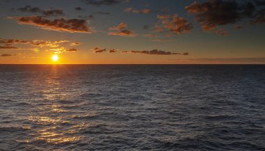 Günbatımı açık denizde