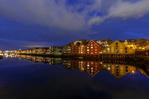 Trondheim Dřevěné Domy Noci — Stock fotografie