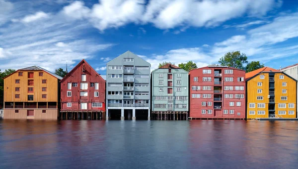 挪威特隆格海姆五颜六色的房子在木杆在 Nidelva — 图库照片