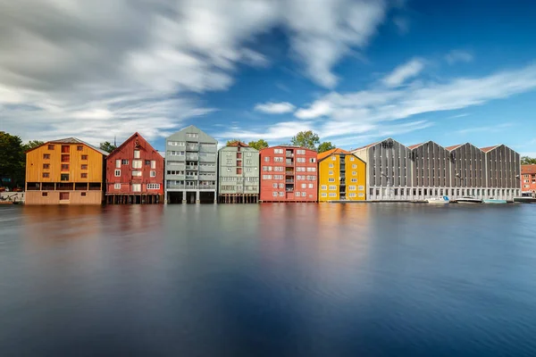 五颜六色的房子在城市特隆赫姆在挪威 — 图库照片