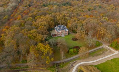 Sonbahar ormanda bina 