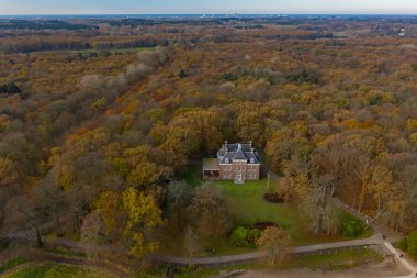 Sonbahar ormanda bina 