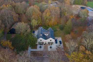 Sonbahar ormanda bina 