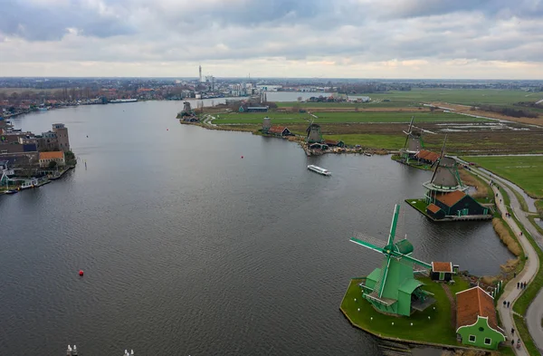 荷兰阿姆斯特丹地区的扎安塞斯桑斯的传统风车 从一个高峰上看到 — 图库照片