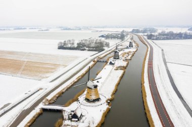 Eski tipik Hollanda yel değirmenleri Rustenburg Kuzey Holland adlı bir kışın. 