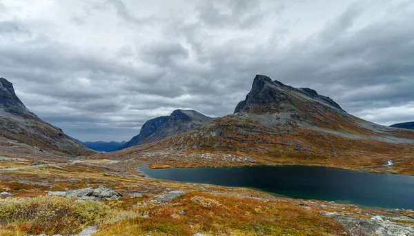 Norska Landskapet Höst Med Vackra Färger Och Stor Moln — Stockfoto