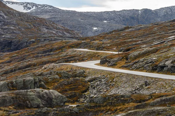 Norweski Krajobraz Jesieni Pięknymi Kolorami Wielkie Chmury — Zdjęcie stockowe