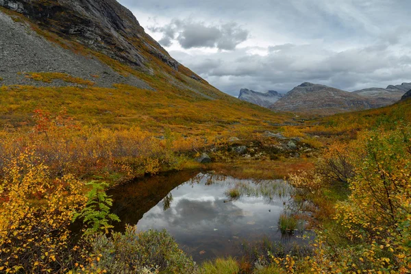 Norwegische Landschaft Herbst Mit Schönen Farben Und Tollen Wolken — Stockfoto