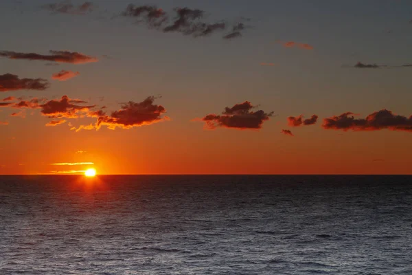 Tramonto Sul Mare Aperto Sole Toccato Orizzonte — Foto Stock