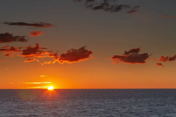 Захід Сонця Відкритому Морі Сонце Торкнулося Горизонту — стокове фото