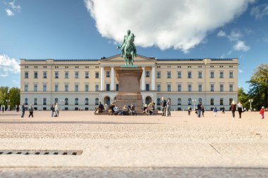 Norveç, Oslo - 9 Eylül 2018: Şehir merkezindeki Kraliyet Sarayı
