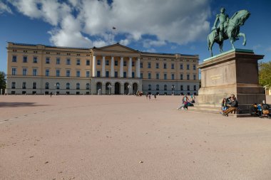 Norveç, Oslo - 9 Eylül 2018: Şehir merkezindeki Kraliyet Sarayı