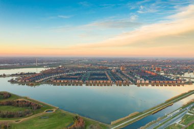 Güneşin yukarıda da görüleceği günbatımı sırasında Heerhugowaard Hollanda kenti