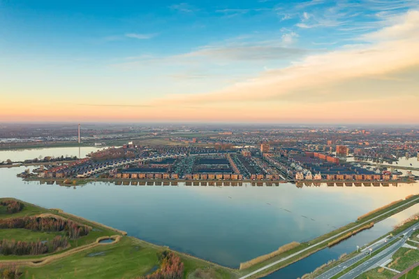 太陽の日没時に上から見たヘーアフホワールト オランダの都市 — ストック写真