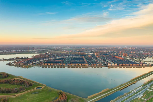 Güneşin yukarıda da görüleceği günbatımı sırasında Heerhugowaard Hollanda kenti