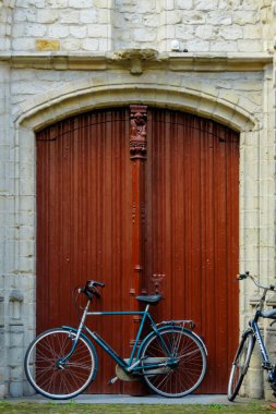 yaşlı kapı ve bisiklet yakın görünümü 